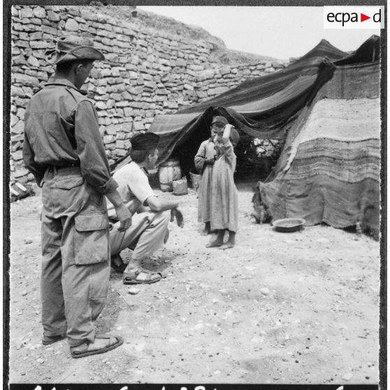 Brezina. Le sous-lieutenant Legrand converse avec deux enfants.