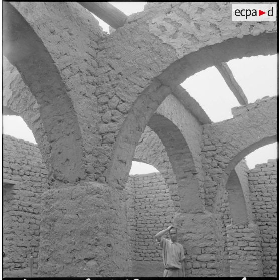 Brezina. Construction d'arcades en briques de bois.