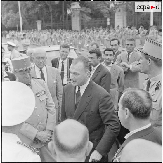 Alger. Place Bir Hakeim. A la fin de la cérémonie Paul Delouvrier se dirige vers les journalistes et leur adresse quelques mots.