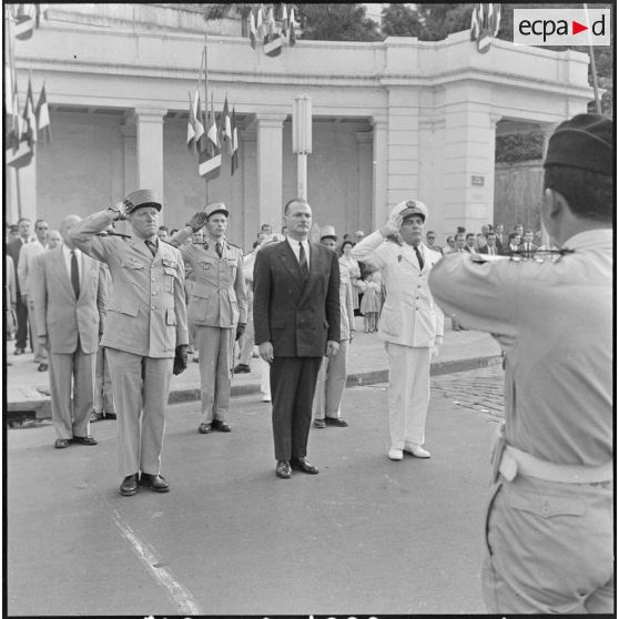 Alger. Place Bir Hakeim. Prise d'arme : le général Crépin, Paul Delouvrier et l'Amiral Auboyneau.