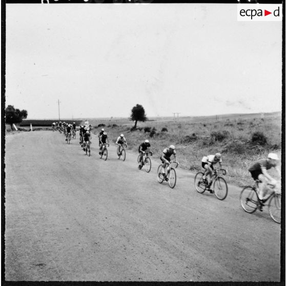 Bône. Championnats de France de cyclisme militaire. Peloton sur la route.