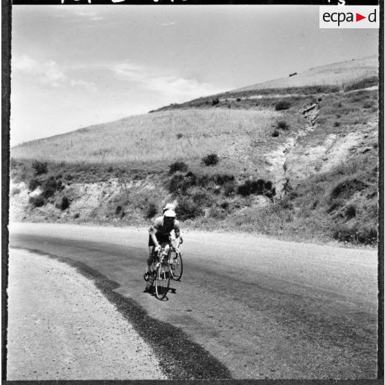 Bône. Championnats de France de cyclisme militaire. Un cycliste et Bernard Glais arrivent les premiers au col du Fedjouz.