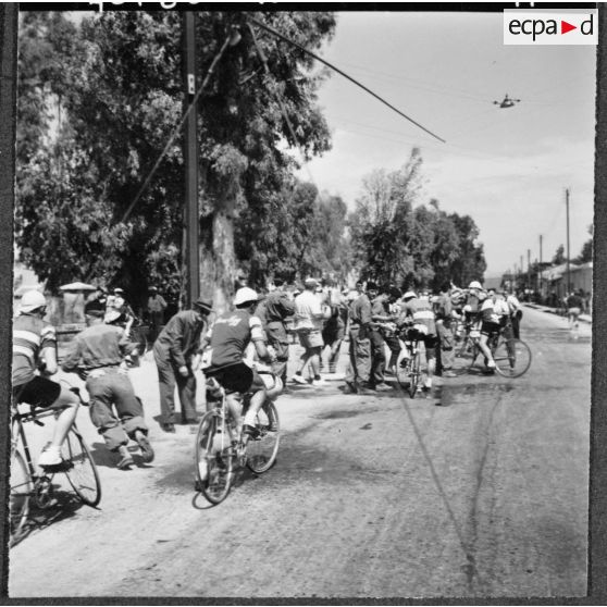 Bône. Championnats de France de cyclisme militaire. Ravitaillement des coureurs à Petit.