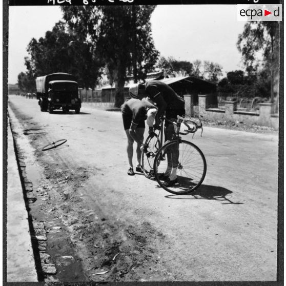 Bône. Championnats de France de cyclisme militaire. Motte repart après une crevaison.