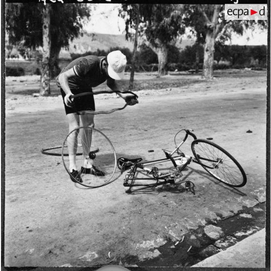 Bône. Championnats de France de cyclisme militaire. Motte repart après une crevaison.