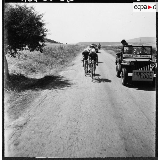 Bône. Championnats de France de cyclisme militaire. Les cyclistes sur la route.