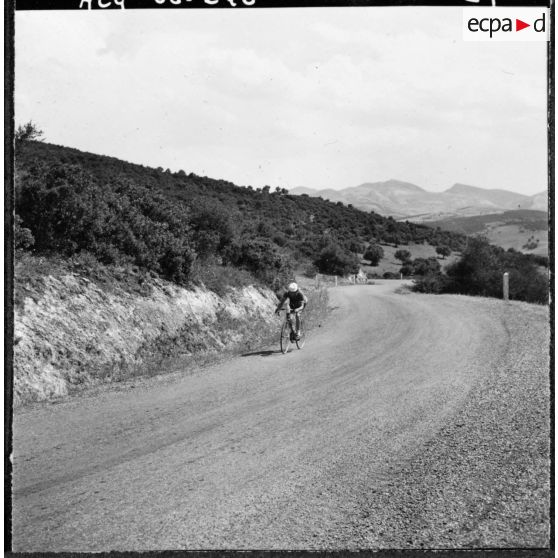 Bône. Championnats de France de cyclisme militaire. Bernard Glais seul au col du Nador.