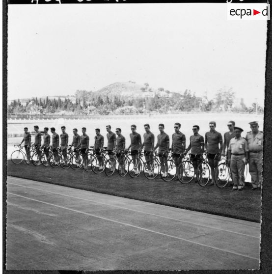 Bône. Championnats de France de cyclisme militaire. Vélodrome. Présentation des équipes.