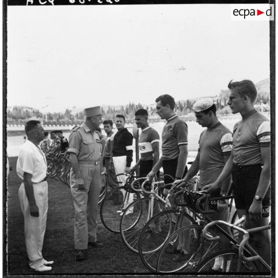 Bône. Championnats de France de cyclisme militaire. Vélodrome. Le colonel Vial se fait présenter les coureurs par le capitaine Morgand, officier des sports de la zone est constantinois (ZEC).