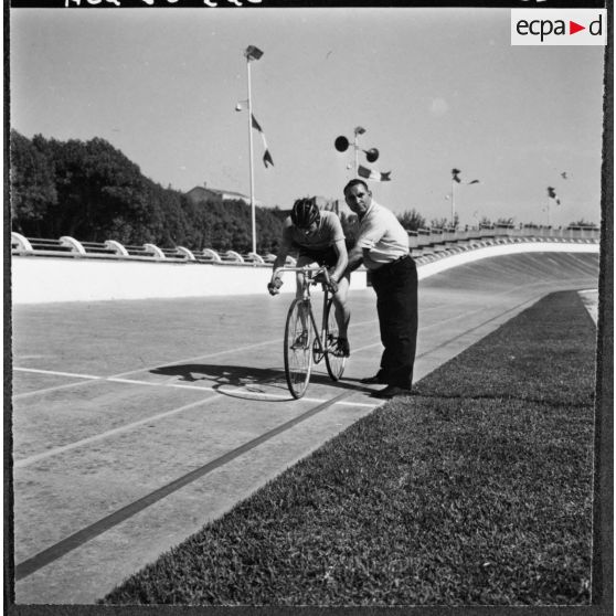 Bône. Championnats de France de cyclisme militaire. Vélodrome. Départ d'une course de poursuite, ici Henri Rogbon.