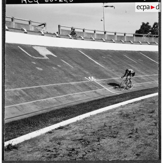 Bône. Championnats de France de cyclisme militaire. Epreuves de poursuite et de vitesse sur le vélodrome de Bône.