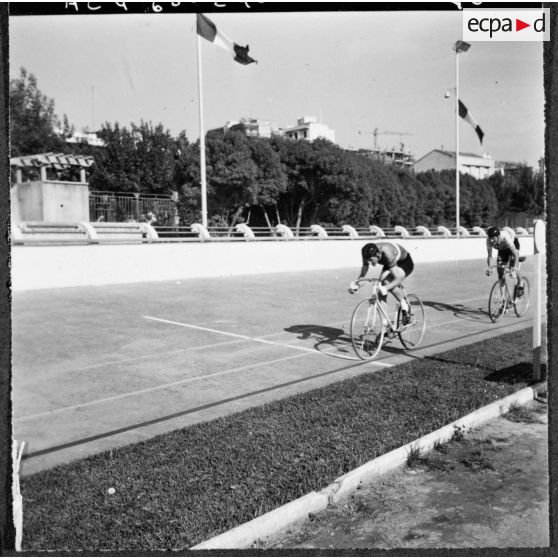 Bône. Championnats de France de cyclisme militaire. Epreuves de poursuite et de vitesse sur le vélodrome de Bône.
