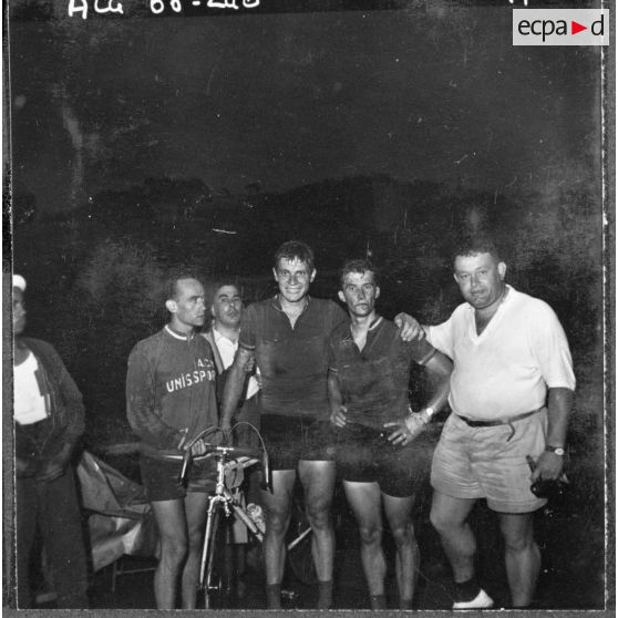 Bône. Championnats de France de cyclisme militaire. A l'arrivée Roland Lacombe le nouveau champion de France et le deuxième Henry Duez.