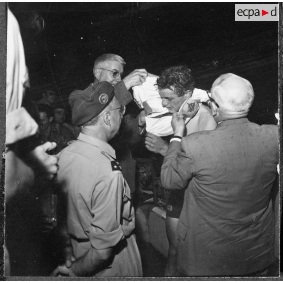 Bône. Championnats de France de cyclisme militaire. Roland Lacombe revêtit son maillot de champion militaire de France.