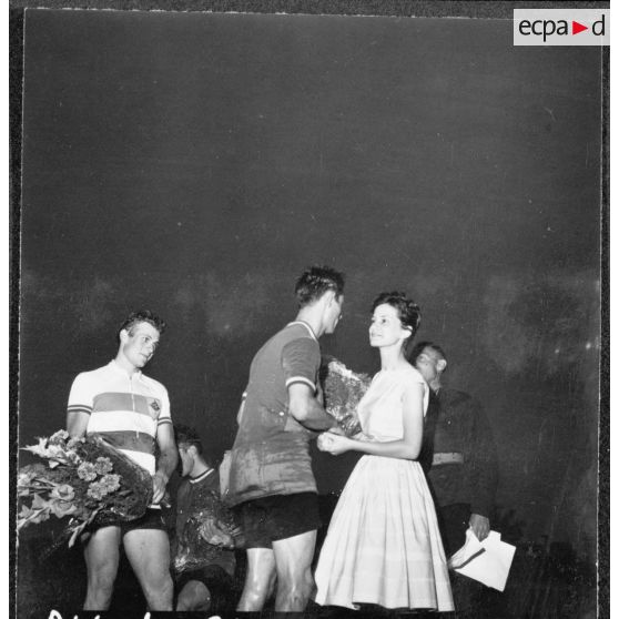 Bône. Championnats de France de cyclisme militaire. Félicitations des gagnants par Bônoise.