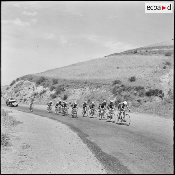 Bône. Championnats de France de cyclisme militaire. Le peloton au col du Fedjouz.