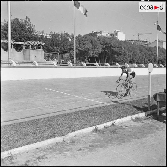 Bône. Championnats de France de cyclisme militaire. Epreuves de poursuite et de vitesse sur le vélodrome de Bône.