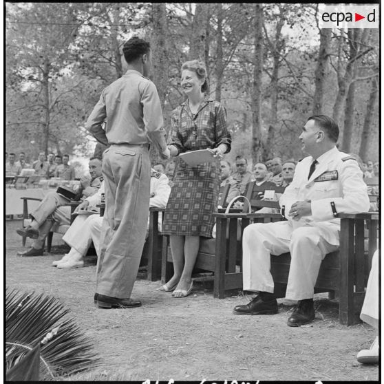 Koléa. Ecole militaire préparatoire nord-africaine (EMPNA). Madame la générale Crépin remet un prix d'honneur.