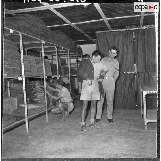 Beni-Messous. Camp Basset. Compagnie de circulation routière 210 (CCR 210). Magasin d'habillement.