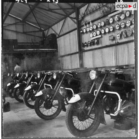 Beni-Messous. Camp Basset. Compagnie de circulation routière 210 (CCR 210). Le garage de la compagnie.