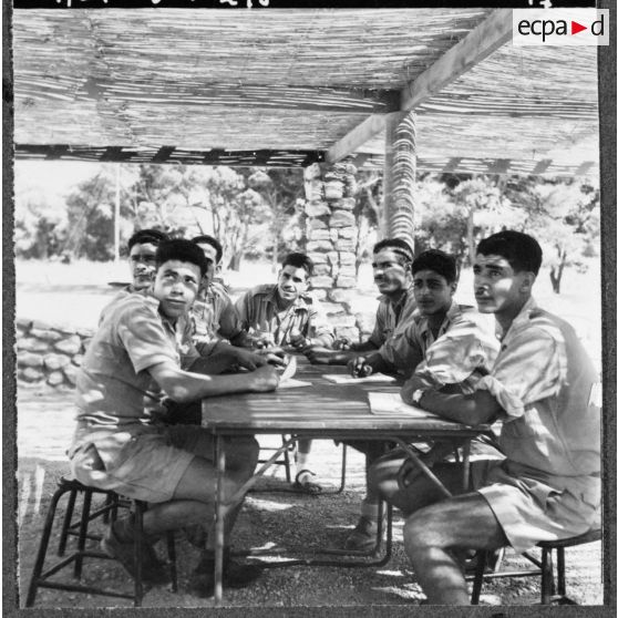 Beni-Messous. Camp Basset. Compagnie de circulation routière 210 (CCR 210). Classe de français aux Français de souche nord-africaine (FSNA).