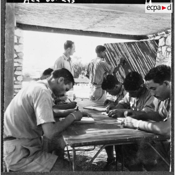 Beni-Messous. Camp Basset. Compagnie de circulation routière 210 (CCR 210). Classe de français aux Français de souche nord-africaine (FSNA).