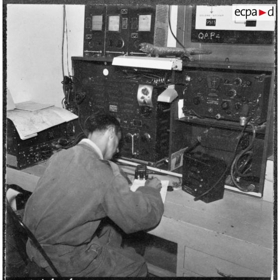 Beni-Messous. Camp Basset. Compagnie de circulation routière 210 (CCR 210). Le brigadier de la 58/2B passe un message par radio.