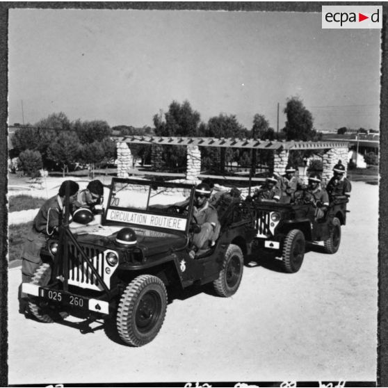 Beni-Messous. Camp Basset. Compagnie de circulation routière 210 (CCR 210). Une patrouille part en escorte.