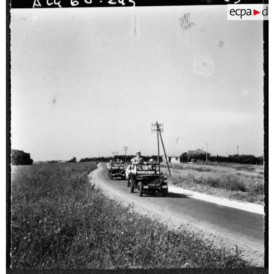 Beni-Messous. Compagnie de circulation routière 210 (CCR 210). L'escorte des personnalités militaires sur la route, revenant d'une mission.