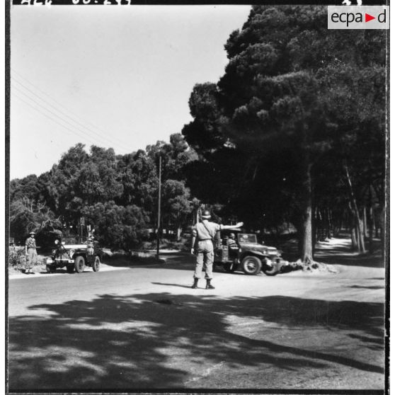 Beni-Messous. Compagnie de circulation routière 210 (CCR 210). Un poste règle la circulation à un carrefour.