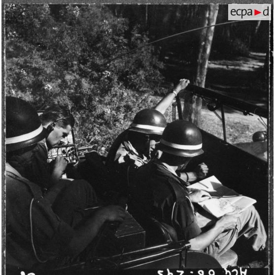 Beni-Messous. Compagnie de circulation routière 210 (CCR 210). La jeep radio de la patrouille qui est embarquée transmet les ordres par radio à un poste avancé.