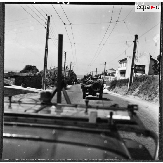 Beni-Messous. Camp Basset. Compagnie de circulation routière 210 (CCR 210). La patrouille, sa mission terminée, rentre à son cantonnement.