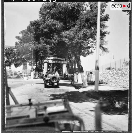 Beni-Messous. Camp Basset. Compagnie de circulation routière 210 (CCR 210). La patrouille, sa mission terminée, rentre à son cantonnement.