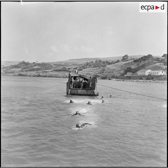 Dellys. Epreuves de natation en tenue de combat.