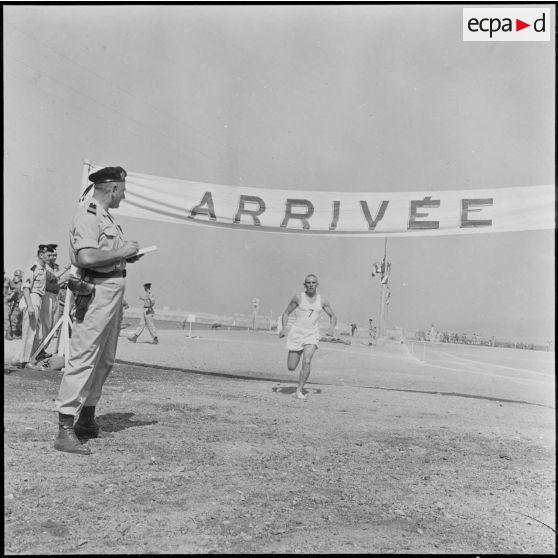 Dellys. Un officier fait le pointage d'un concurrent à l'arrivée.