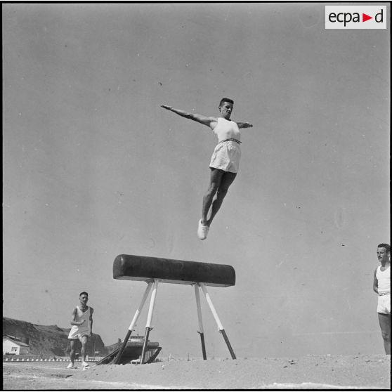 Dellys. Démonstration de saut à cheval d'arçon par les moniteurs du centre.