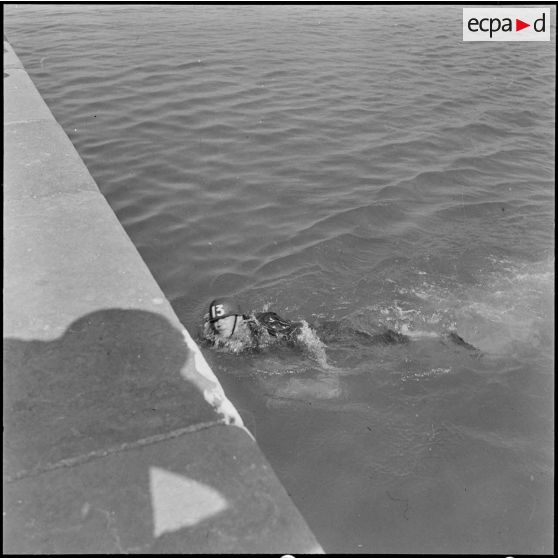Dellys. Epreuves de natation en tenue de combat.