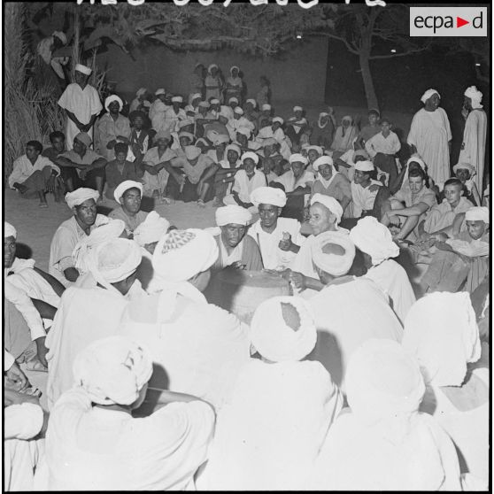 Tabelbala. Festivités du 14 Juillet 1960 dans la zone ouest sud (ZOS). Chants et danses folkloriques se prolongent très tard dans la nuit.