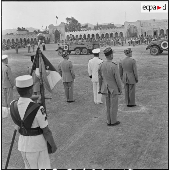 Colomb-Béchar. Festivités du 14 Juillet 1960 dans la zone ouest sud (ZOS). Le défilé devant les hautes personnalités civiles et militaires.