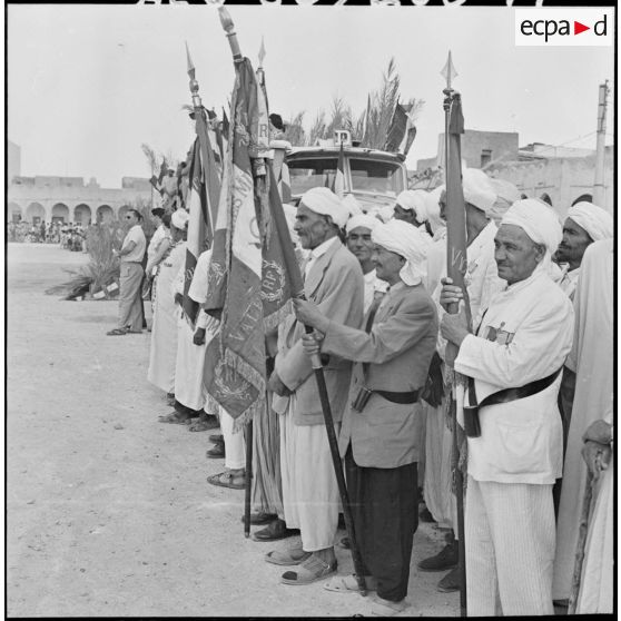Colomb-Béchar. Festivités du 14 Juillet 1960 dans la zone ouest sud (ZOS). La foule s'est massée sous les arcades de la place.