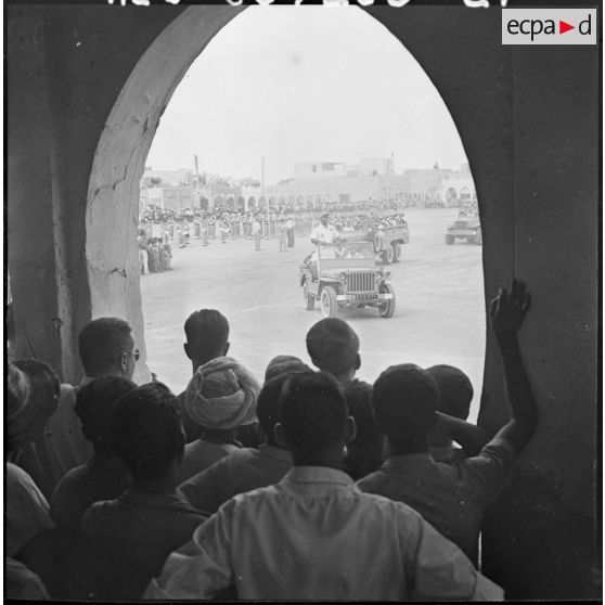 Colomb-Béchar. Festivités du 14 Juillet 1960 dans la zone ouest sud (ZOS). La foule s'est massée sous les arcades de la place.