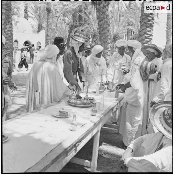 Colomb-Béchar. Festivités du 14 Juillet 1960 dans la zone ouest sud (ZOS). Apéritif d'honneur dans les jardins publics.