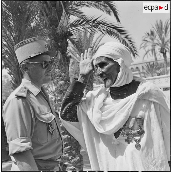 Colomb-Béchar. Festivités du 14 Juillet 1960 dans la zone ouest sud (ZOS). Apéritif d'honneur dans les jardins publics.