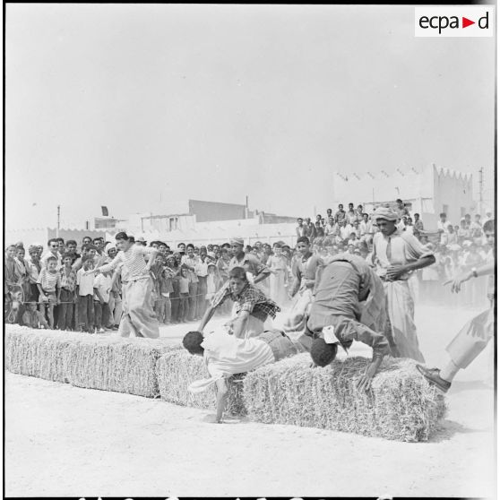 Colomb-Béchar. Festivités du 14 Juillet 1960 dans la zone ouest sud (ZOS). Course en sac, obstacle, arrivée.