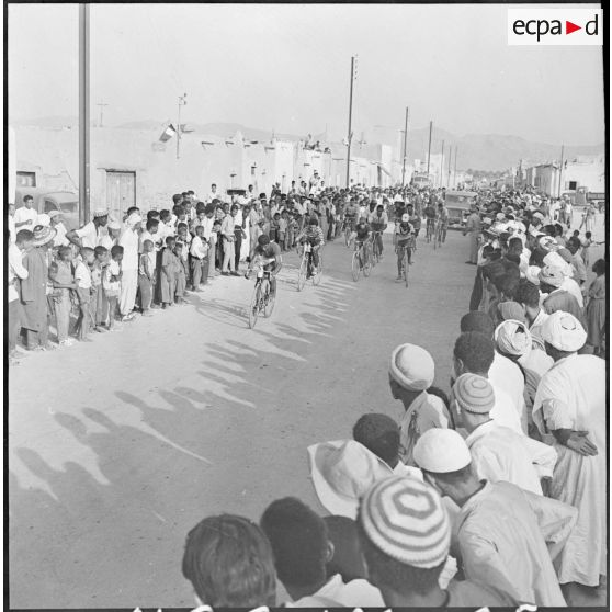 Colomb-Béchar. Festivités du 14 Juillet 1960 dans la zone ouest sud (ZOS). Sur 8 kilomètres de parcours la foule compacte attend le passage du "Tour de Bechar".