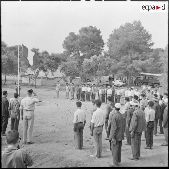 Algérie. Centre de formation d'autodéfense (CFAD). Lever des couleurs.