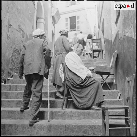 Casbah d'Alger. Un coiffeur.
