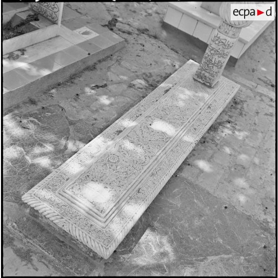 Casbah d'Alger. Une tombe dans un cimetière.