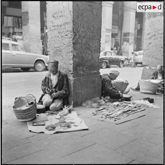 Casbah d'Alger. Brodeurs sur cuir.