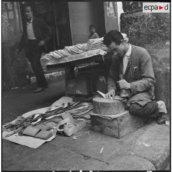 Casbah d'Alger. Un brodeur sur cuir.